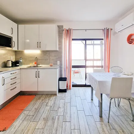 Estudio Da Rocha Peachy Apartment *