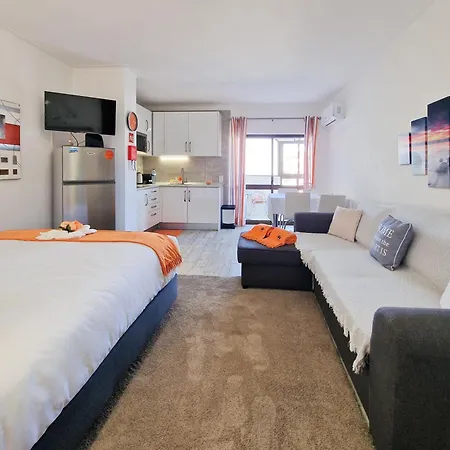 Estudio Da Rocha Peachy Apartment *